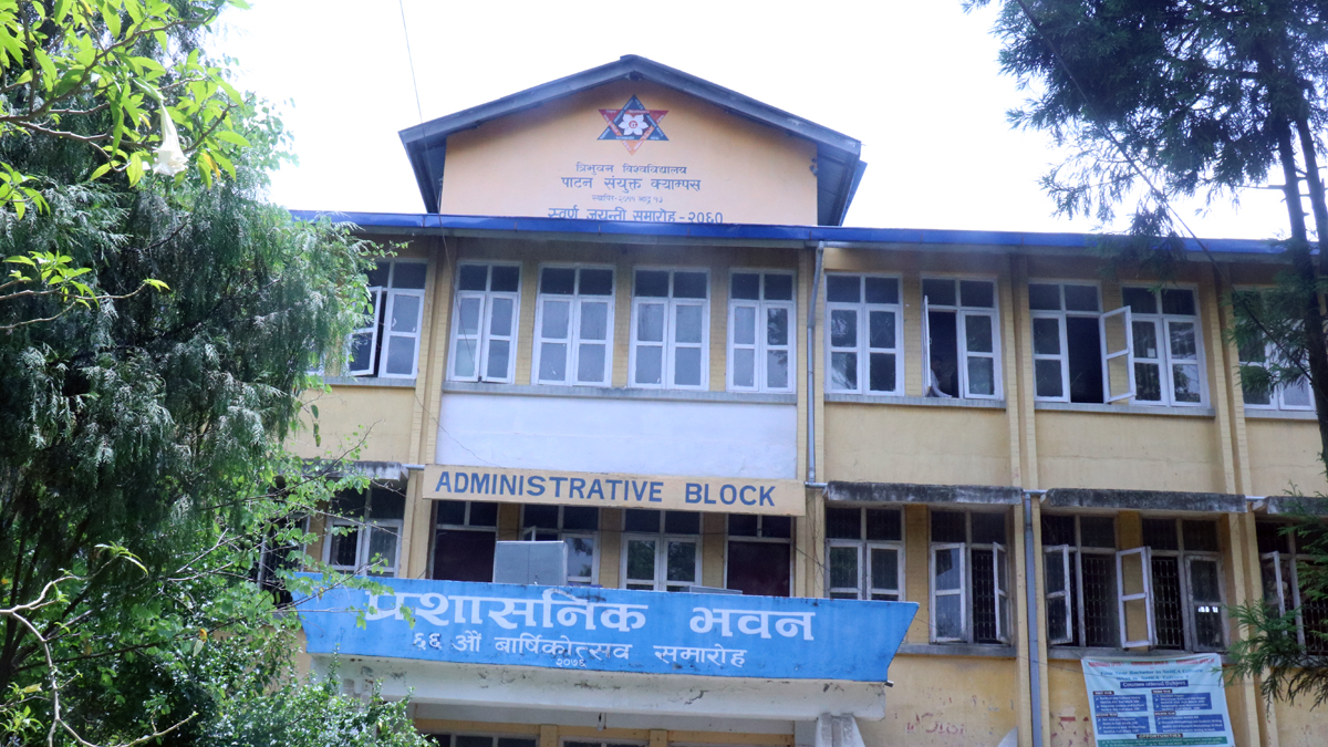 पाटन क्याम्पसमा भूकम्पपछि टाँसिएका रातो स्टिकर अझै हटेनन्